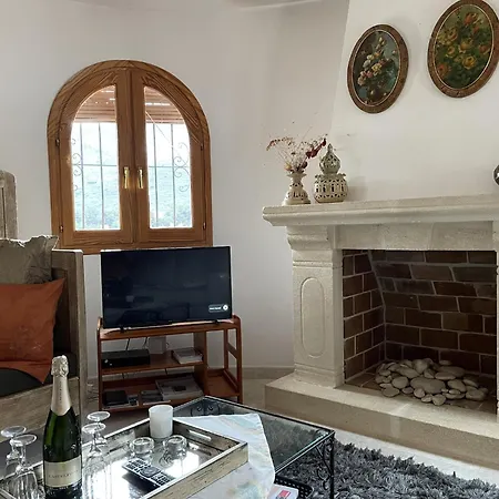 Mediterranean Escape With Garden וילה