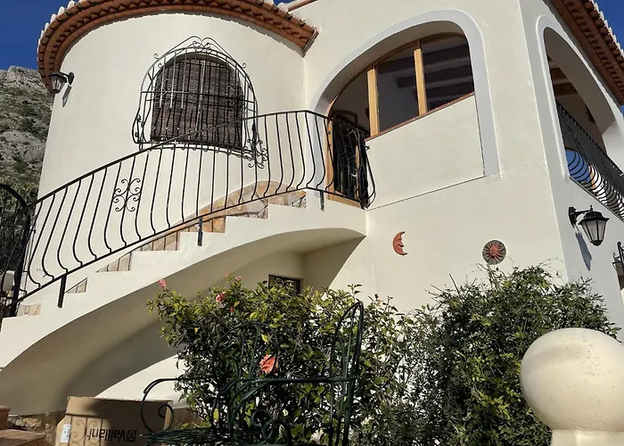 Villa Mediterranean Escape With Garden *