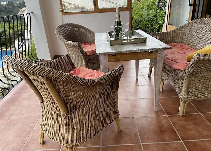 Villa Mediterranean Escape With Garden *